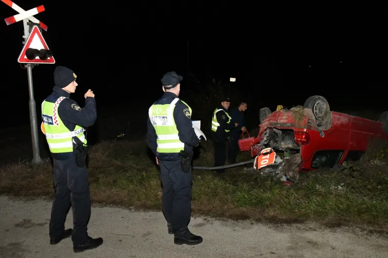 Vlak kod Križevaca naletio na automobil! Odbacio ga je u jarak i potpuno smrskao, a vozač je ozlijeđen