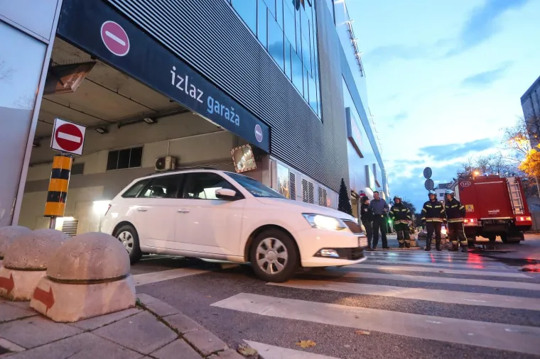 U podzemnoj garaži trgovačkog centra zapalio se automobil: 'Skoro sam pala u nesvijest'