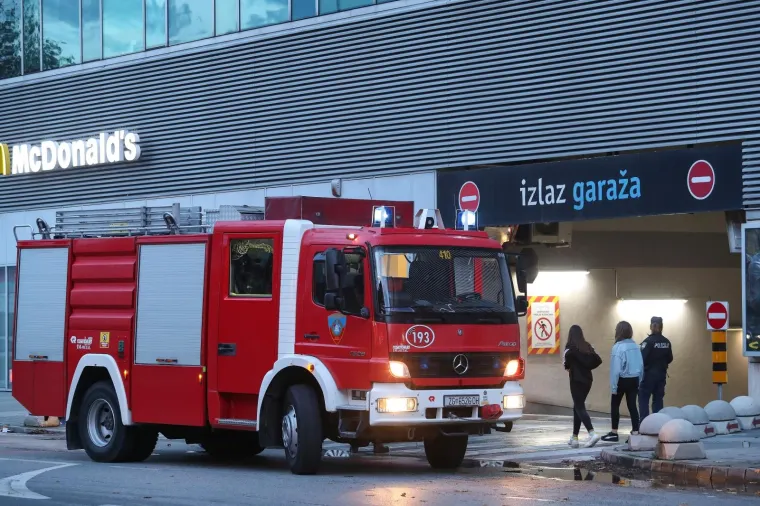 U podzemnoj garaži trgovačkog centra zapalio se automobil: 'Skoro sam pala u nesvijest'