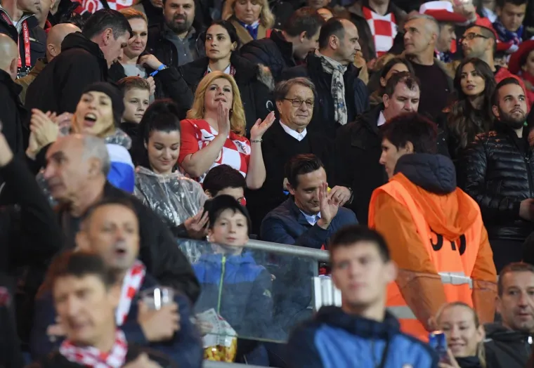 Zvijezda nogometnih tribina: Razgaljena Kolinda Grabar-Kitarović slavila pobjedu 'Vatrenih' s ocem Luke Modrića