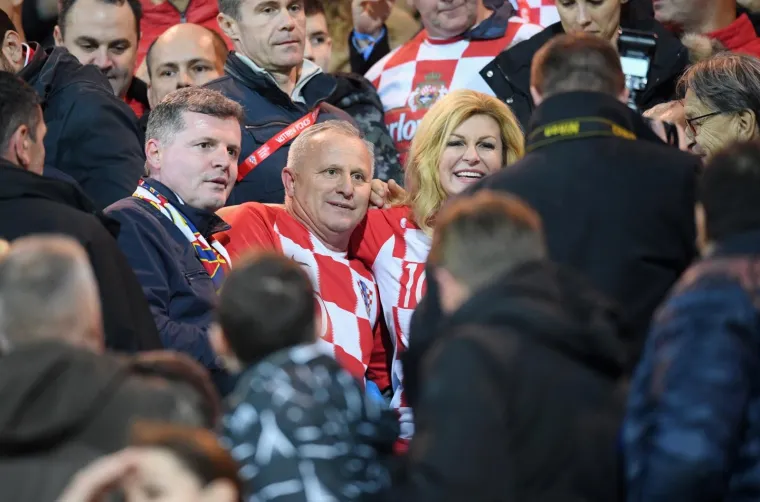 Zvijezda nogometnih tribina: Razgaljena Kolinda Grabar-Kitarović slavila pobjedu 'Vatrenih' s ocem Luke Modrića