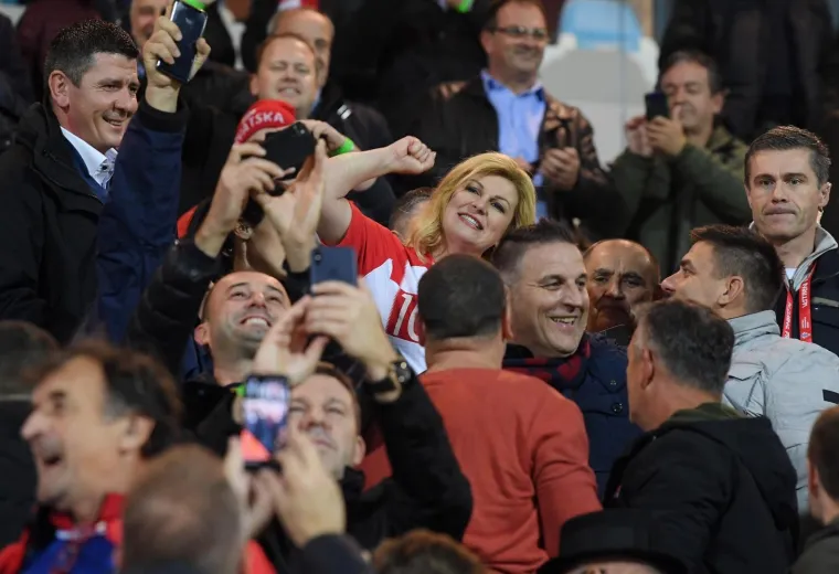 Zvijezda nogometnih tribina: Razgaljena Kolinda Grabar-Kitarović slavila pobjedu 'Vatrenih' s ocem Luke Modrića