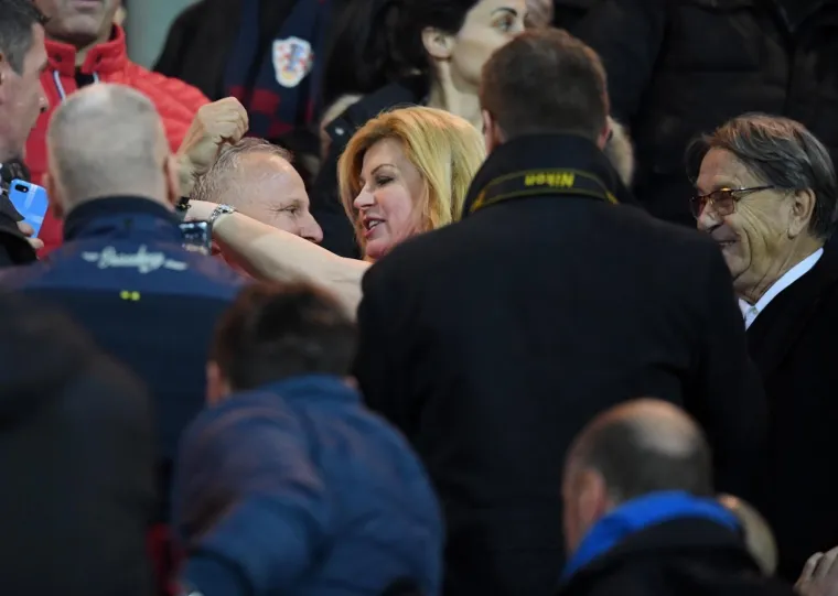 Zvijezda nogometnih tribina: Razgaljena Kolinda Grabar-Kitarović slavila pobjedu 'Vatrenih' s ocem Luke Modrića