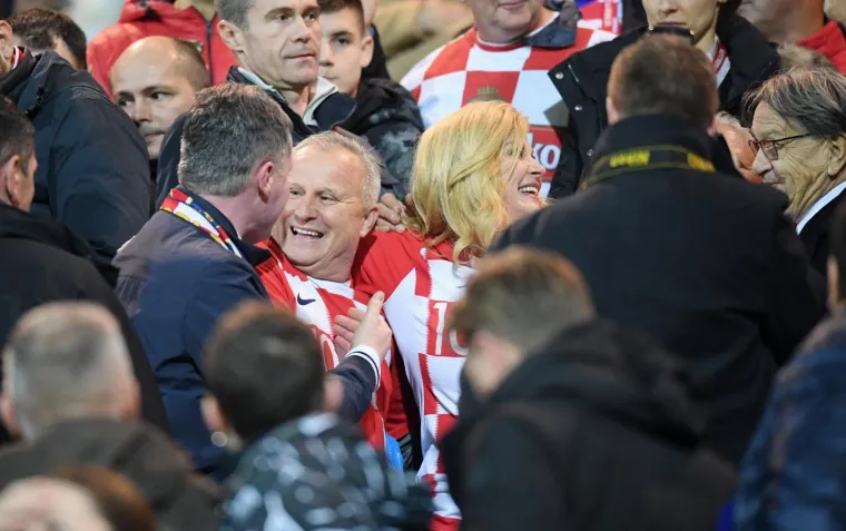 Zvijezda nogometnih tribina: Razgaljena Kolinda Grabar-Kitarović slavila pobjedu 'Vatrenih' s ocem Luke Modrića