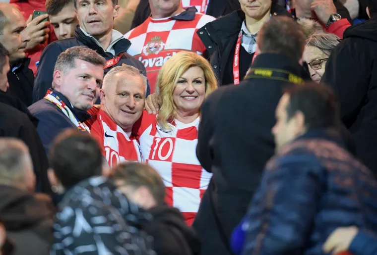 Zvijezda nogometnih tribina: Razgaljena Kolinda Grabar-Kitarović slavila pobjedu 'Vatrenih' s ocem Luke Modrića