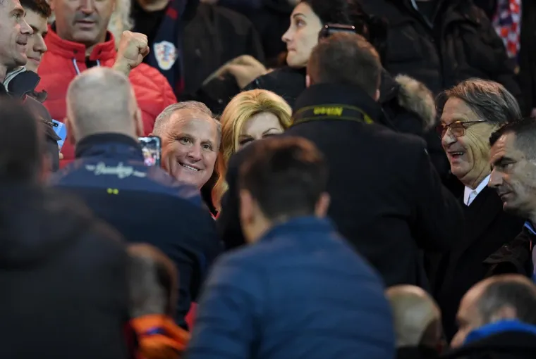 Zvijezda nogometnih tribina: Razgaljena Kolinda Grabar-Kitarović slavila pobjedu 'Vatrenih' s ocem Luke Modrića