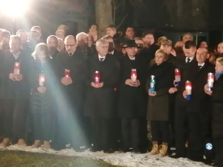 Kolinda Grabar-Kitarović molila s 'najpoznatijom djevojčicom ratnog Vukovara'