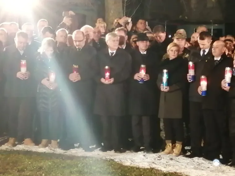 Kolinda Grabar-Kitarović molila s 'najpoznatijom djevojčicom ratnog Vukovara'