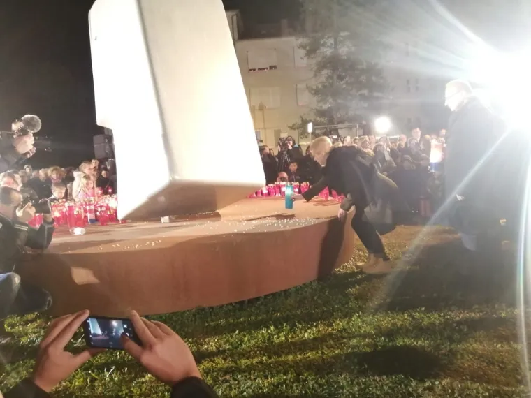 Kolinda Grabar-Kitarović molila s 'najpoznatijom djevojčicom ratnog Vukovara'