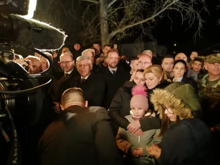 Kolinda Grabar-Kitarović molila s 'najpoznatijom djevojčicom ratnog Vukovara'