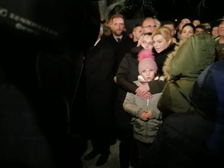 Kolinda Grabar-Kitarović molila s 'najpoznatijom djevojčicom ratnog Vukovara'
