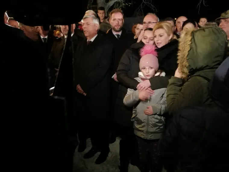 Kolinda Grabar-Kitarović molila s 'najpoznatijom djevojčicom ratnog Vukovara'