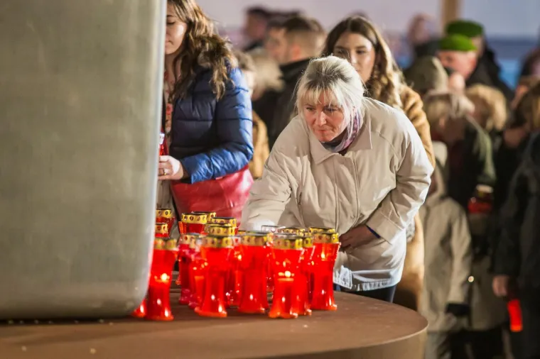 Kolinda Grabar-Kitarović molila s 'najpoznatijom djevojčicom ratnog Vukovara'