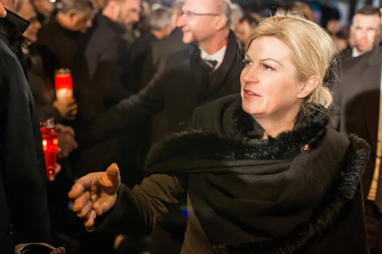 Kolinda Grabar-Kitarović molila s 'najpoznatijom djevojčicom ratnog Vukovara'