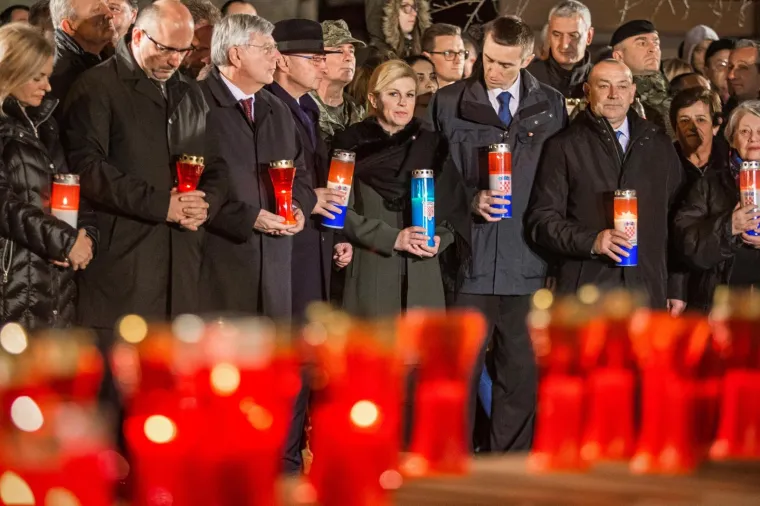 Kolinda Grabar-Kitarović molila s 'najpoznatijom djevojčicom ratnog Vukovara'