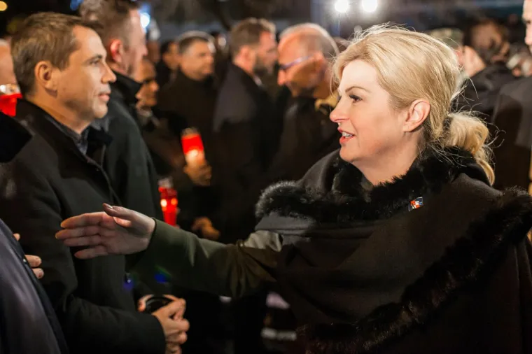 Kolinda Grabar-Kitarović molila s 'najpoznatijom djevojčicom ratnog Vukovara'