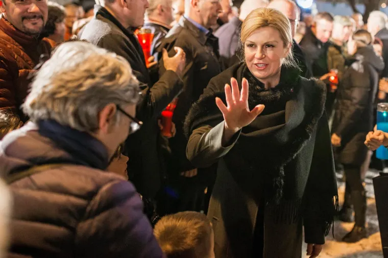 Kolinda Grabar-Kitarović molila s 'najpoznatijom djevojčicom ratnog Vukovara'
