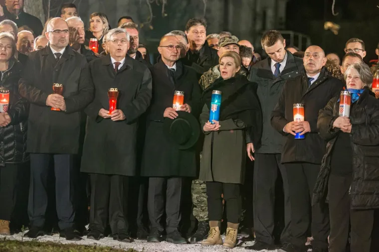 Kolinda Grabar-Kitarović molila s 'najpoznatijom djevojčicom ratnog Vukovara'