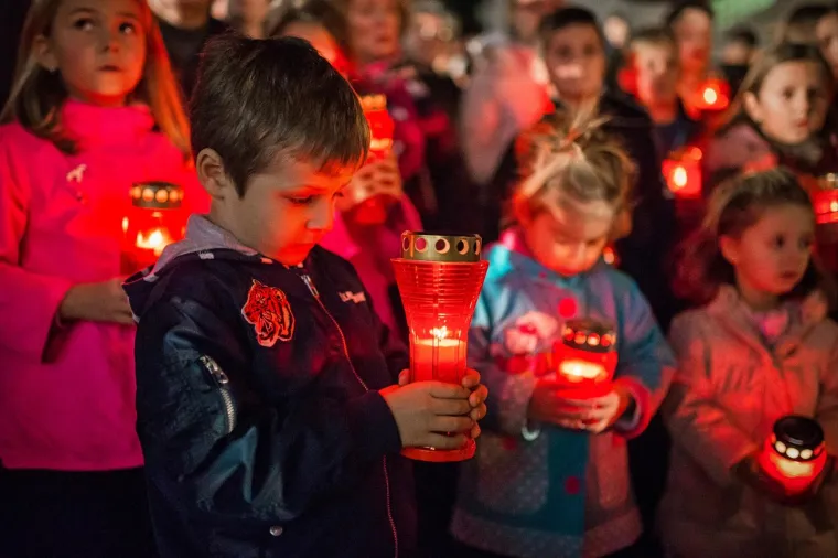 Kolinda Grabar-Kitarović molila s 'najpoznatijom djevojčicom ratnog Vukovara'