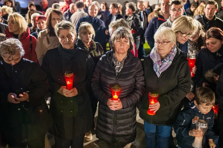 Kolinda Grabar-Kitarović molila s 'najpoznatijom djevojčicom ratnog Vukovara'