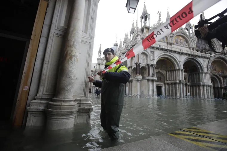 U Veneciji plimni val preko metar i pol: Firenza i Pisa u pripravnosti, hoće li se ponoviti isti scenarij?