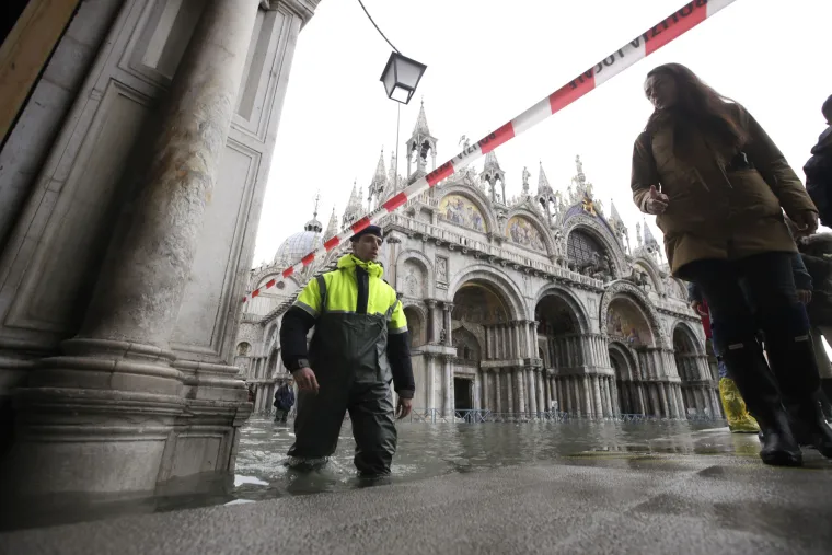 U Veneciji plimni val preko metar i pol: Firenza i Pisa u pripravnosti, hoće li se ponoviti isti scenarij?