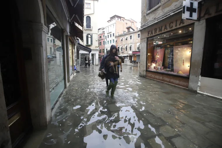 U Veneciji plimni val preko metar i pol: Firenza i Pisa u pripravnosti, hoće li se ponoviti isti scenarij?
