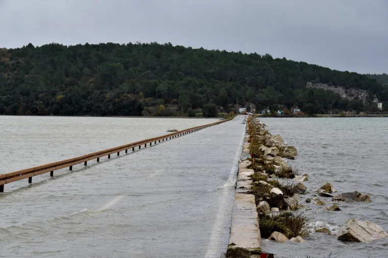 Most Antenal zbog vode na kolniku zatvoren za promet: Čeka se smirivanje situacije