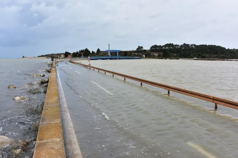 Most Antenal zbog vode na kolniku zatvoren za promet: Čeka se smirivanje situacije