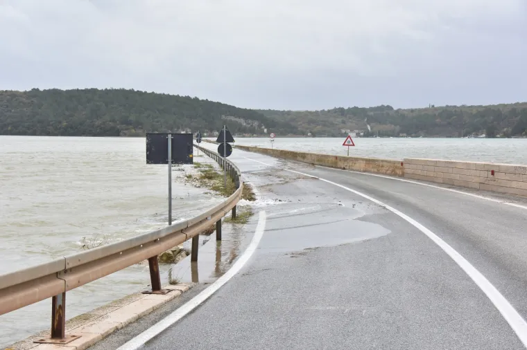 Most Antenal zbog vode na kolniku zatvoren za promet: Čeka se smirivanje situacije