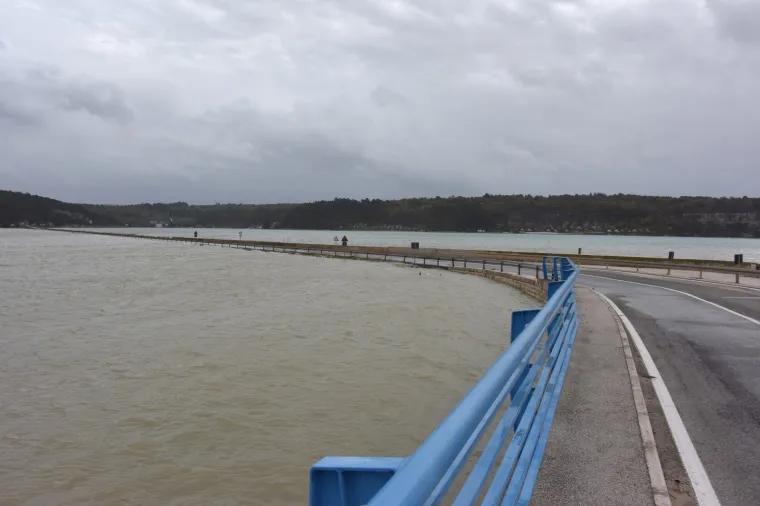 Most Antenal zbog vode na kolniku zatvoren za promet: Čeka se smirivanje situacije