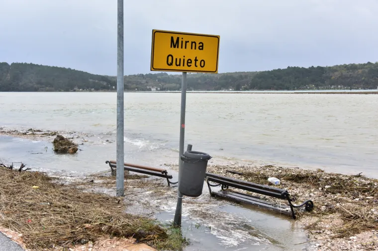 Most Antenal zbog vode na kolniku zatvoren za promet: Čeka se smirivanje situacije