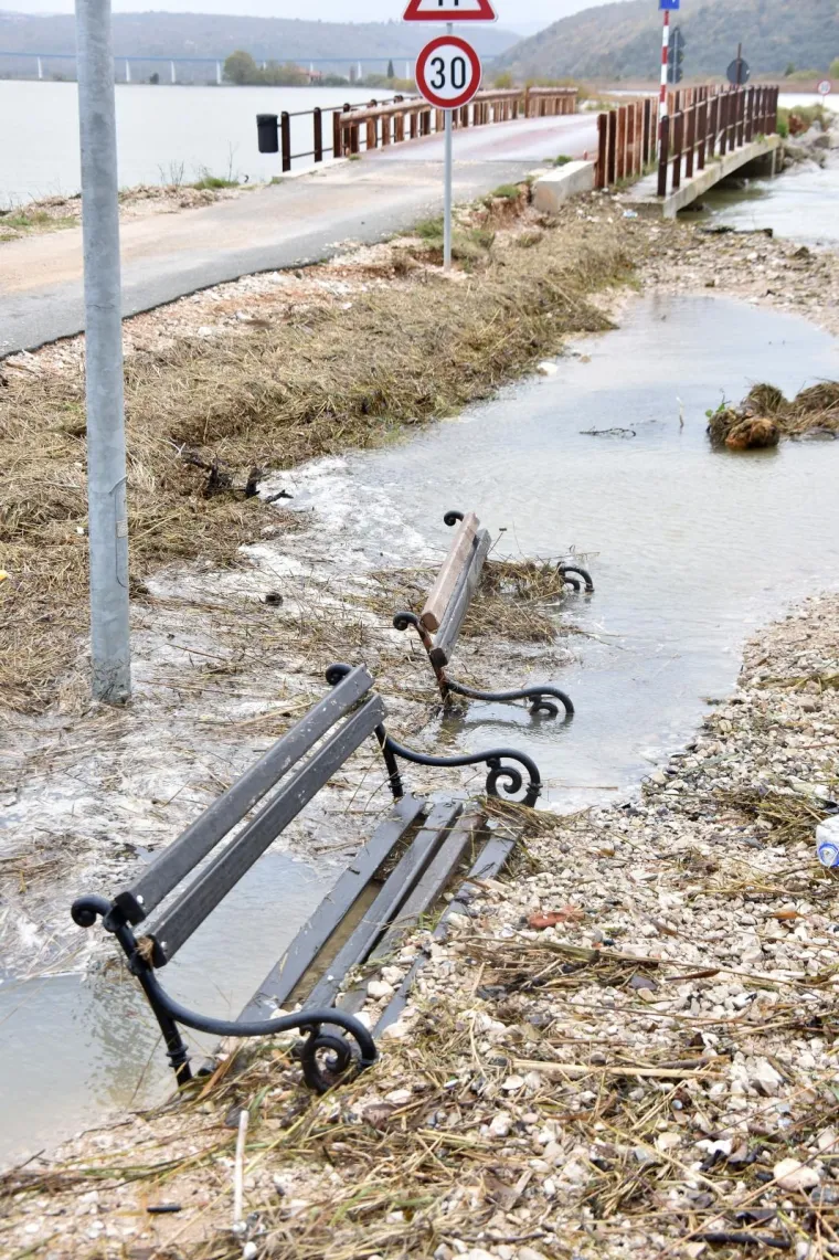 Most Antenal zbog vode na kolniku zatvoren za promet: Čeka se smirivanje situacije
