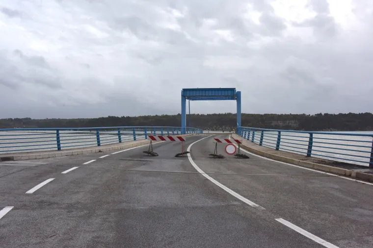 Most Antenal zbog vode na kolniku zatvoren za promet: Čeka se smirivanje situacije