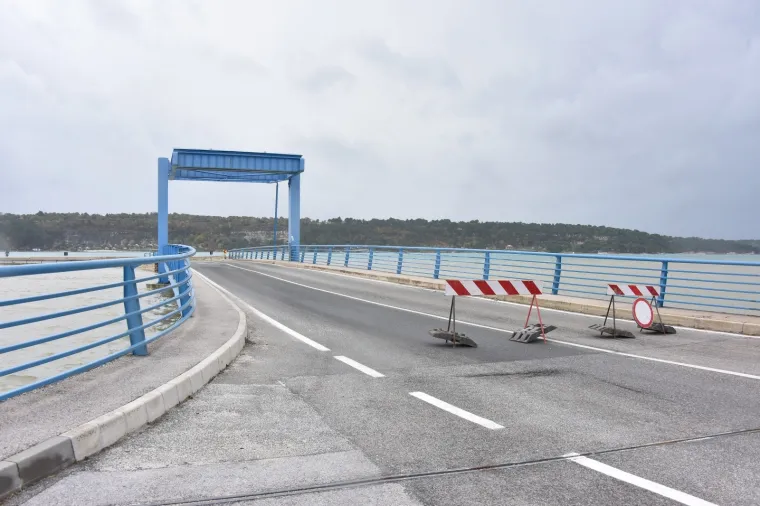 Most Antenal zbog vode na kolniku zatvoren za promet: Čeka se smirivanje situacije