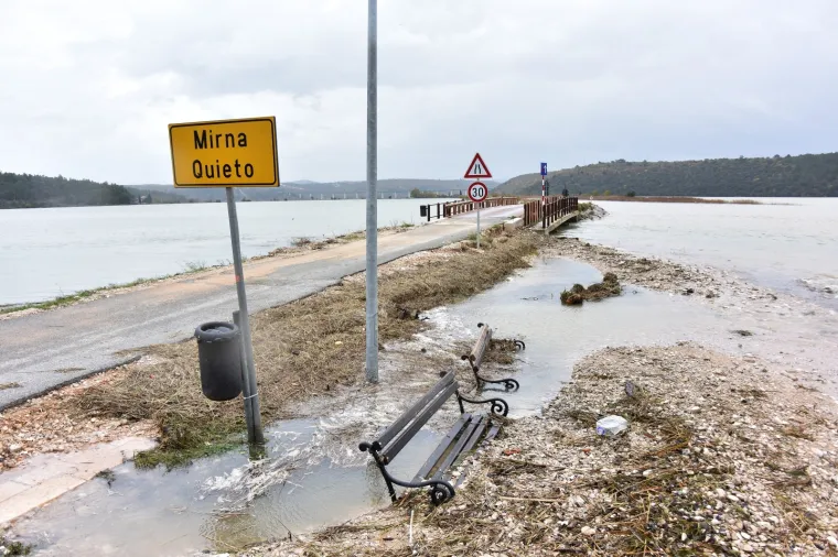Most Antenal zbog vode na kolniku zatvoren za promet: Čeka se smirivanje situacije