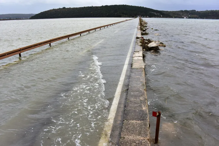 Most Antenal zbog vode na kolniku zatvoren za promet: Čeka se smirivanje situacije