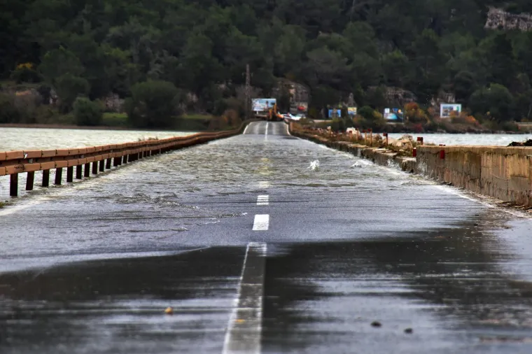 Most Antenal zbog vode na kolniku zatvoren za promet: Čeka se smirivanje situacije