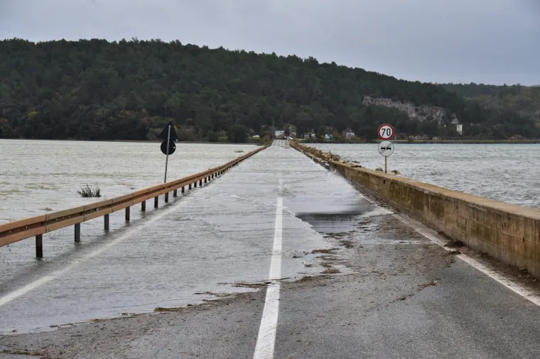 Most Antenal zbog vode na kolniku zatvoren za promet: Čeka se smirivanje situacije