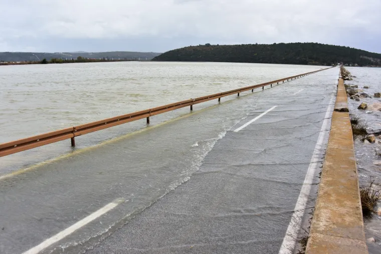 Most Antenal zbog vode na kolniku zatvoren za promet: Čeka se smirivanje situacije