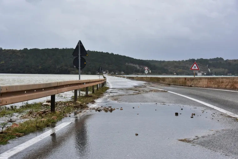 Most Antenal zbog vode na kolniku zatvoren za promet: Čeka se smirivanje situacije