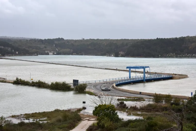 Most Antenal zbog vode na kolniku zatvoren za promet: Čeka se smirivanje situacije