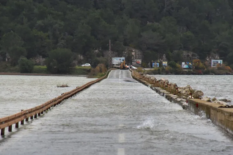 Most Antenal zbog vode na kolniku zatvoren za promet: Čeka se smirivanje situacije