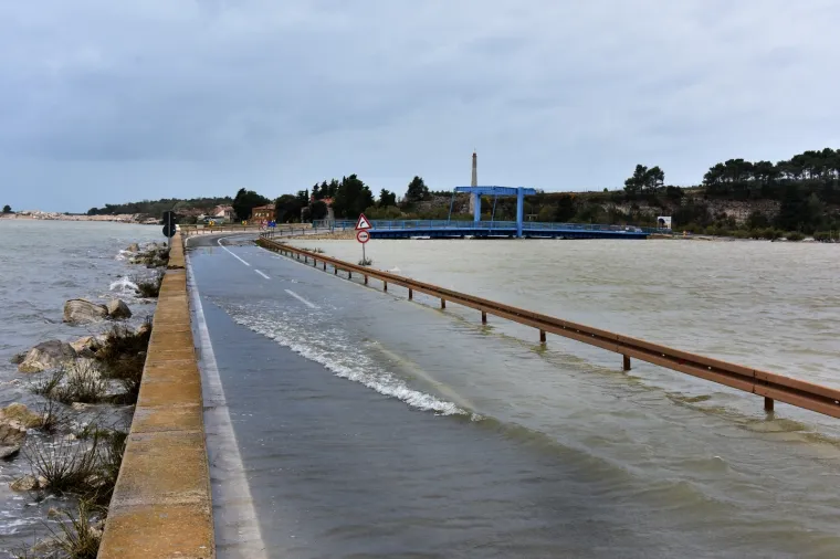Most Antenal zbog vode na kolniku zatvoren za promet: Čeka se smirivanje situacije