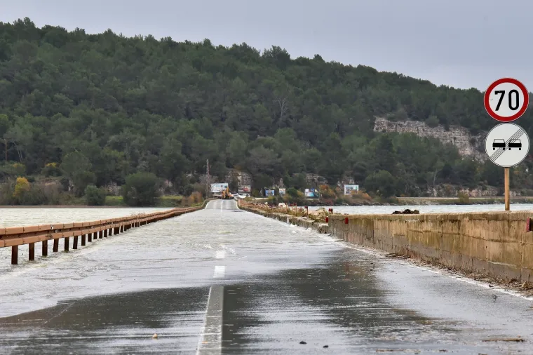 Most Antenal zbog vode na kolniku zatvoren za promet: Čeka se smirivanje situacije