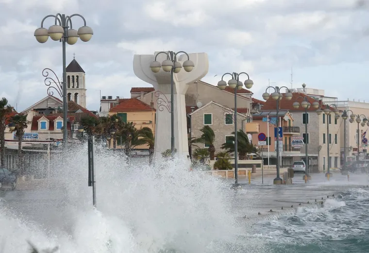 'Divlje more, jugo luduje': Valovi od nekoliko metara potapaju rivu u Vodicama!