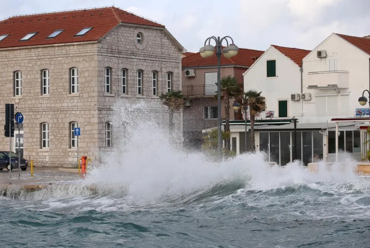 'Divlje more, jugo luduje': Valovi od nekoliko metara potapaju rivu u Vodicama!