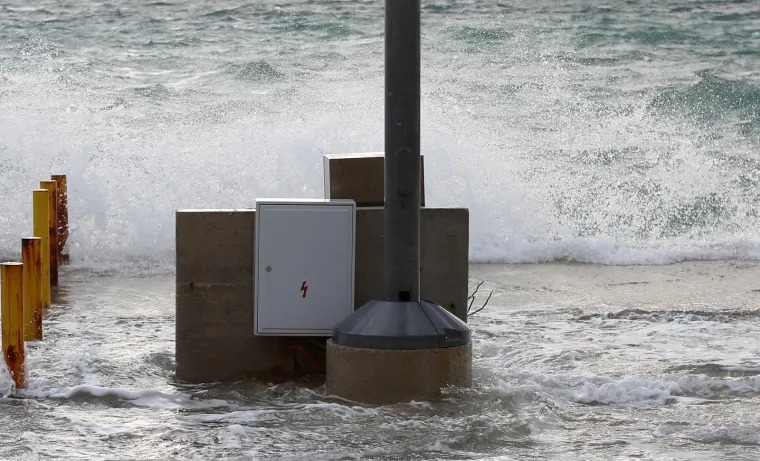 'Divlje more, jugo luduje': Valovi od nekoliko metara potapaju rivu u Vodicama!