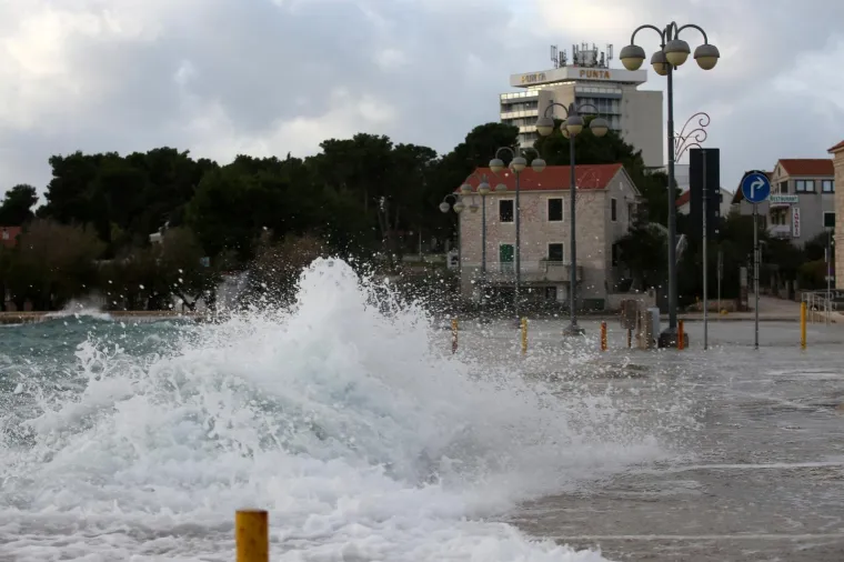 'Divlje more, jugo luduje': Valovi od nekoliko metara potapaju rivu u Vodicama!