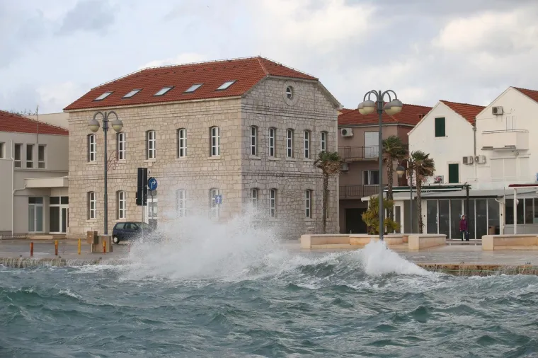 'Divlje more, jugo luduje': Valovi od nekoliko metara potapaju rivu u Vodicama!